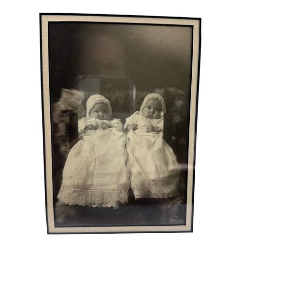 Framed Antique Photo Twins Babies Ornate Frame Wall Decor Art Vintage‎ - Picture 6 of 7